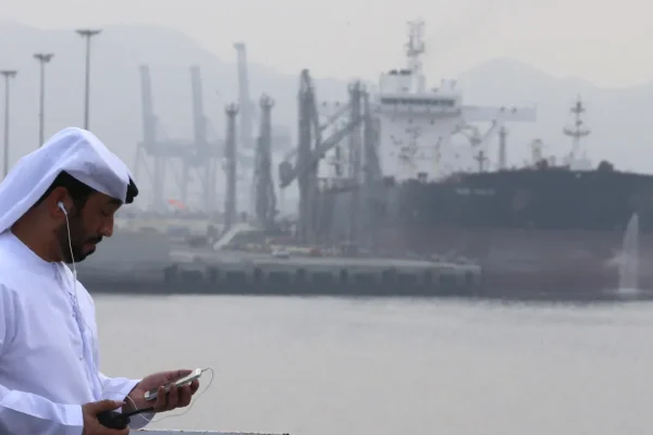 Porto di Fujairah, l’Iran sta prendendo di mira anche uno dei pochi snodi per bypassare Hormuz