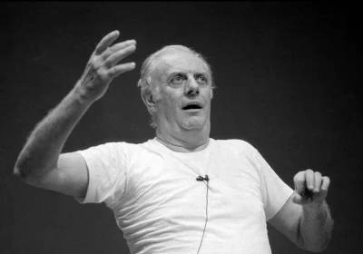 A un secolo dalla nascita ricordiamo Dario Fo, giullare, intellettuale, premio Nobel e poeta sempre dalla parte dei “poveri cristi”