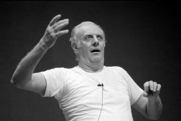 A un secolo dalla nascita ricordiamo Dario Fo, giullare, intellettuale, premio Nobel e poeta sempre dalla parte dei “poveri cristi”