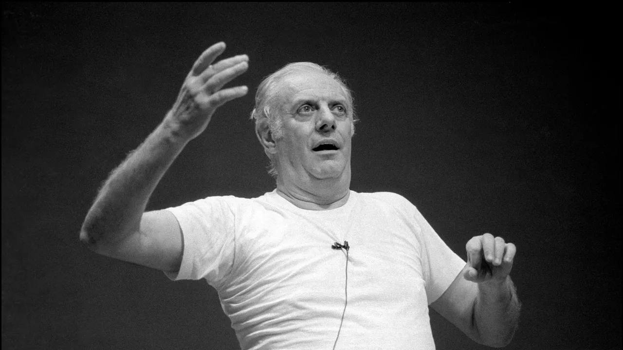 A un secolo dalla nascita ricordiamo Dario Fo, giullare, intellettuale, premio Nobel e poeta sempre dalla parte dei “poveri cristi”