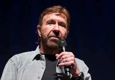 Addio Chuck Norris, insegna agli angeli come si diventa meme viventi