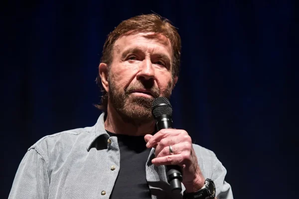 Addio Chuck Norris, insegna agli angeli come si diventa meme viventi