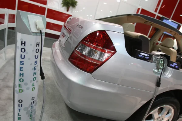 Se l’automotive è in crisi è davvero tutta colpa dell’auto elettrica?