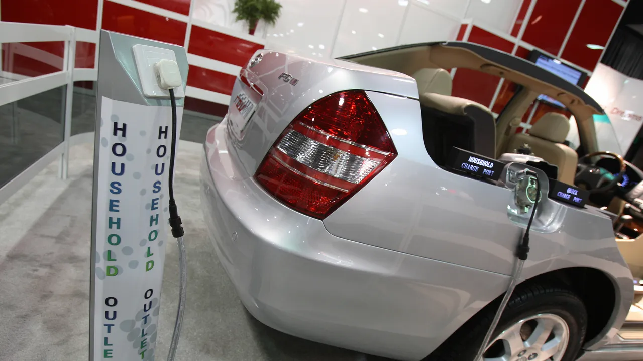 Se l’automotive è in crisi è davvero tutta colpa dell’auto elettrica?