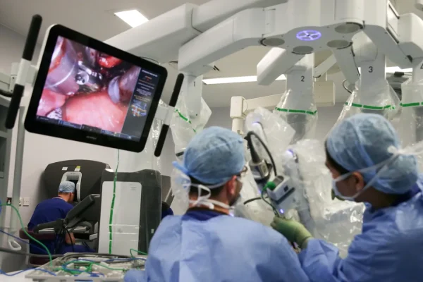 Intuitive Surgical, l’attacco informatico all’azienda che produce il robot chirurgo ha esposto dati di chirurghi e strutture ospedaliere