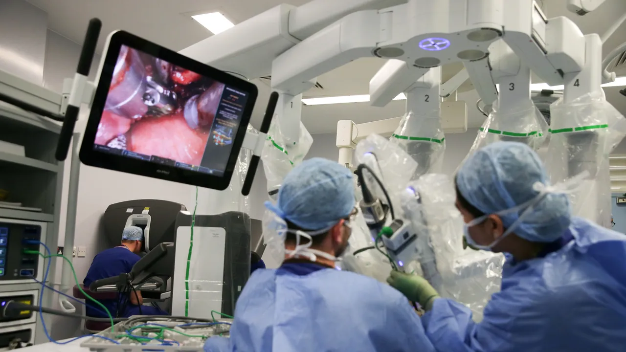 Intuitive Surgical, l’attacco informatico all’azienda che produce il robot chirurgo ha esposto dati di chirurghi e strutture ospedaliere