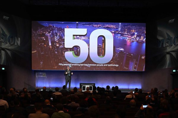 Acer compie 50 anni e si trasforma: dall’hardware ai servizi, con i primi notebook Panther Lake per le imprese