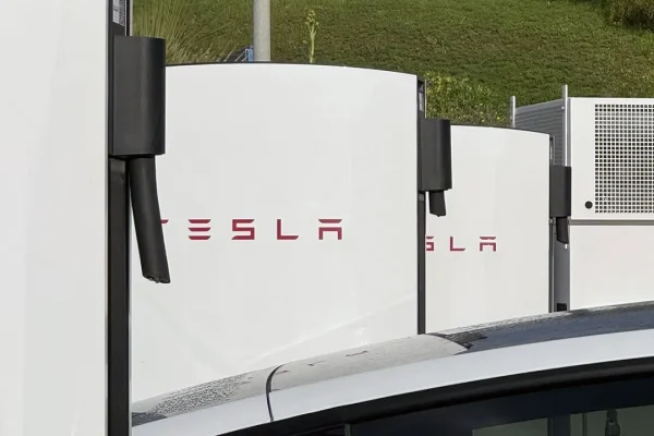 Anche Tesla vittima dei ladri di cavi, è successo al Supercharger di Catania