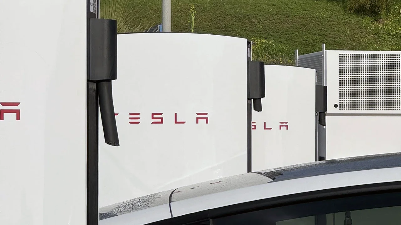 Anche Tesla vittima dei ladri di cavi, è successo al Supercharger di Catania