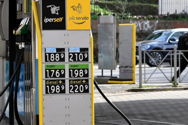 Il prezzo della benzina sale e sale, con questo strumento possiamo trovare il distributore meno caro