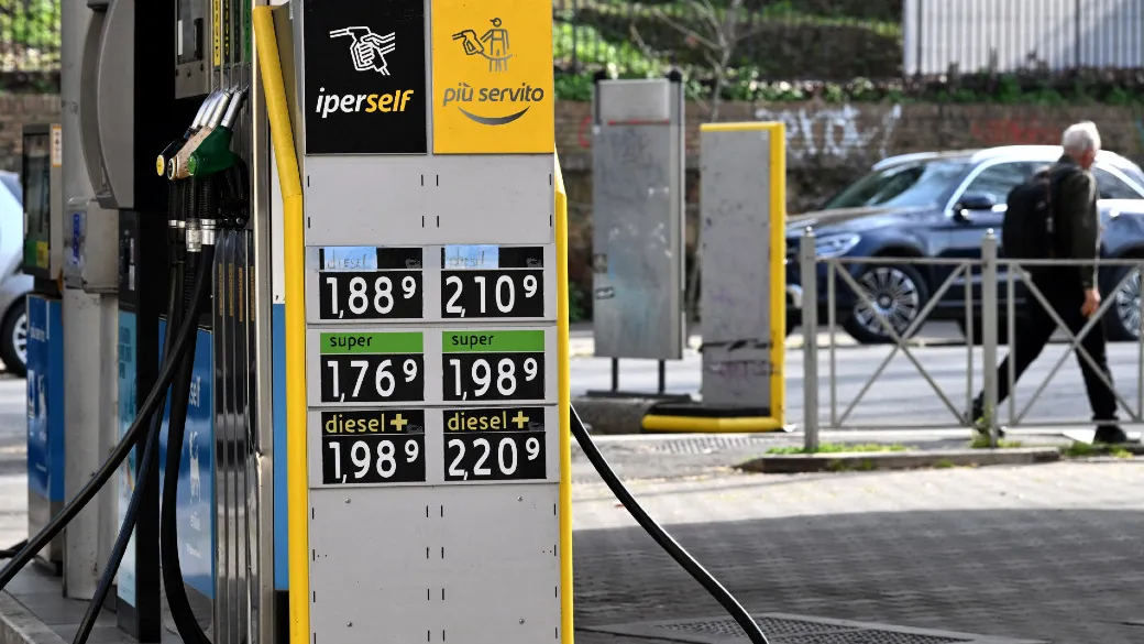 Il prezzo della benzina sale e sale, con questo strumento possiamo trovare il distributore meno caro