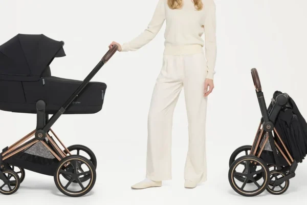 Cybex lancia la carrozzina che si piega: addio ai componenti da smontare ogni volta