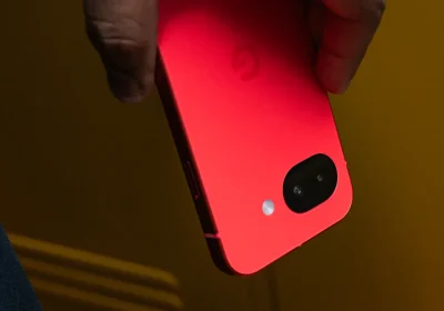 Google Pixel 10a cambia pochissimo, ma rimane (quasi) imbattibile per chi vuole un ottimo smartphone senza svenarsi