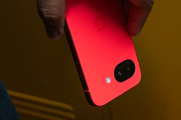 Google Pixel 10a cambia pochissimo, ma rimane (quasi) imbattibile per chi vuole un ottimo smartphone senza svenarsi