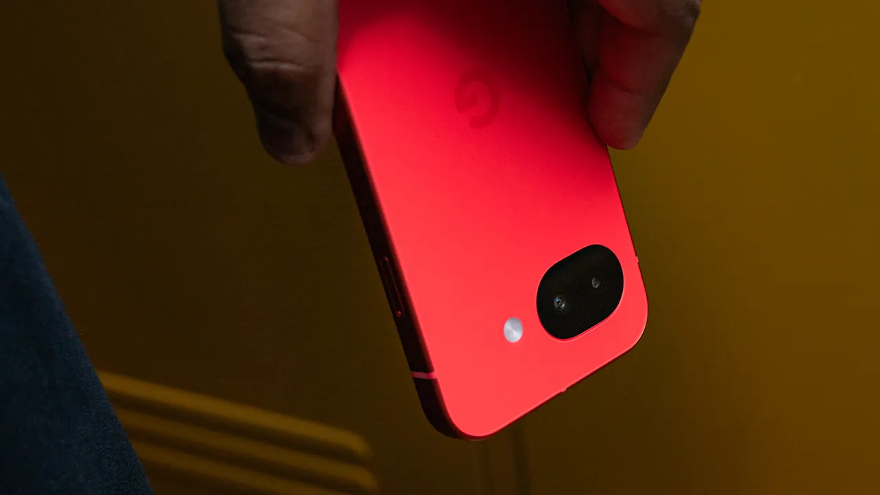 Google Pixel 10a cambia pochissimo, ma rimane (quasi) imbattibile per chi vuole un ottimo smartphone senza svenarsi