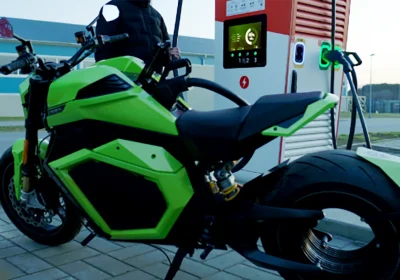 Donut Lab, test di ricarica con Verge TS: le batterie a stato solido si caricano in 12 minuti