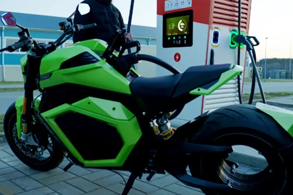 Donut Lab, test di ricarica con Verge TS: le batterie a stato solido si caricano in 12 minuti