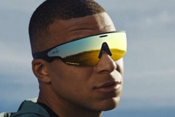 Gli occhiali smart con IA sono il nuovo trend dell'industria tech: crescita record nel 2025