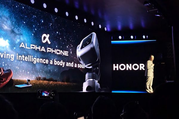 Honor al MWC 2026: Robot Phone, lo smartphone con il gimbal robotico arriva entro fine anno insieme al pieghevole Magic V6