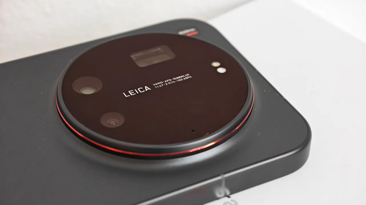 Xiaomi 17 Ultra, sensore da 1 pollice e zoom meccanico, ma il vero rivale è in casa