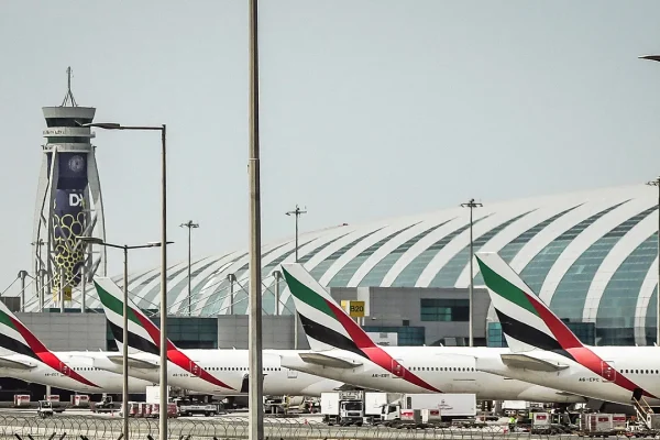 Aerei, la guerra sta aumentando anche i prezzi del carburante. Ma cosa significa per le nostre prossime vacanze?