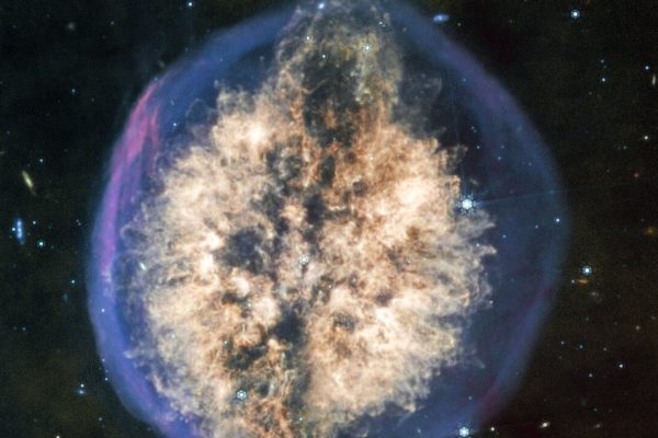 La particolare nebulosa Cranio è una delle ultime immagini rilasciate dal telescopio spaziale James Webb