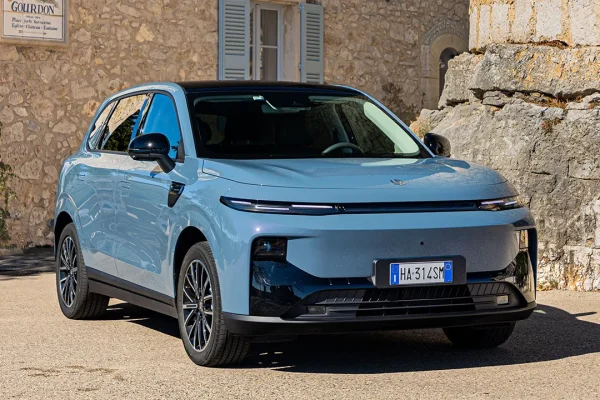 Leapmotor B10: Stellantis rompe gli indugi. Ecco quando (e dove) arriverà la "cinese" fatta in Europa