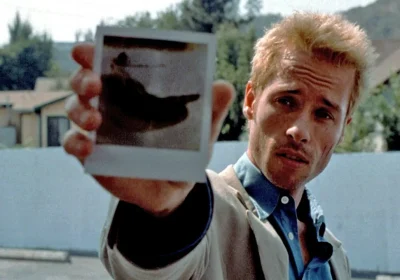 Memento e i 25 anni di un racconto tragico e affascinante che diventa metafora della complessità della mente umana