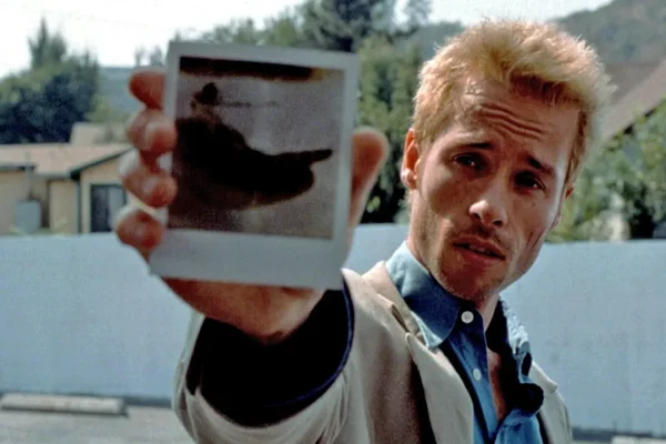 Memento e i 25 anni di un racconto tragico e affascinante che diventa metafora della complessità della mente umana