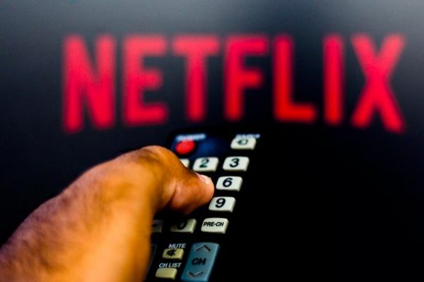 Netflix alza la posta: il piano Premium verso quota 25 dollari, l'Europa trema
