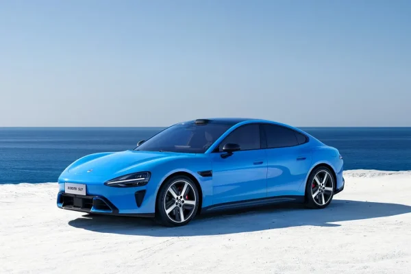 Xiaomi Su7, svelata la nuova generazione dell’auto elettrica: 902 km di autonomia e ricarica da 10 a 80% in 12 minuti