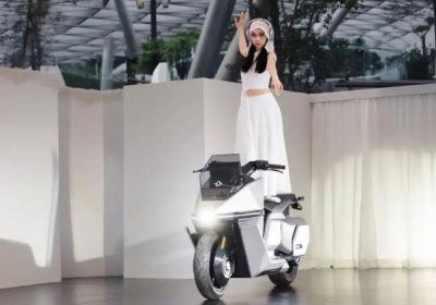 OMO X: la prima moto elettrica auto-bilanciante al mondo entra in produzione con tecnologia derivata dall'aerospazio