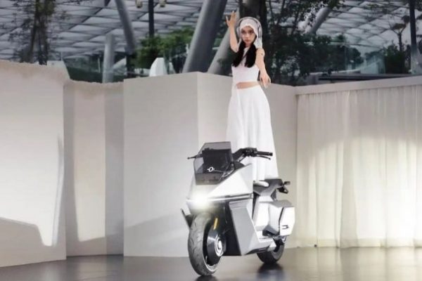 OMO X: la prima moto elettrica auto-bilanciante al mondo entra in produzione con tecnologia derivata dall'aerospazio