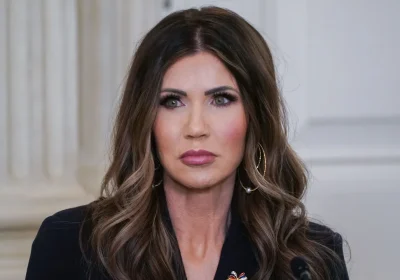 Kristi Noem non paga solo il disastro di Minneapolis, perché Trump ha fatto fuori la segretaria alla Sicurezza nazionale