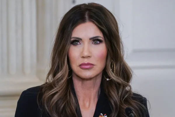 Kristi Noem non paga solo il disastro di Minneapolis, perché Trump ha fatto fuori la segretaria alla Sicurezza nazionale