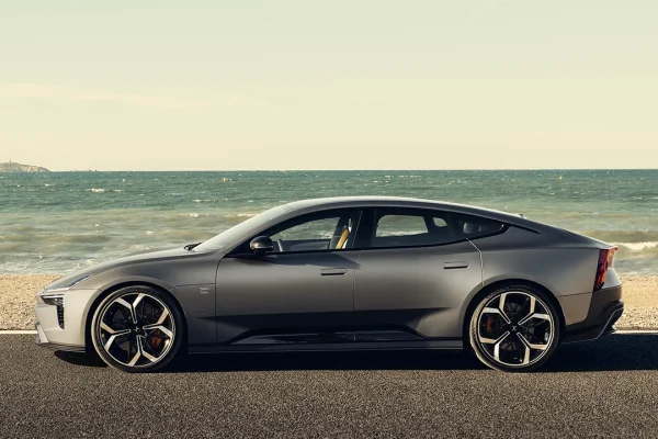 Polestar pubblica il report LCA di Polestar 5: con le giuste scelte si può inquinare (molto) meno