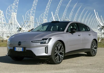 Primo contatto con Volvo ES90: ammiraglia vera con super ricarica e tanta qualità