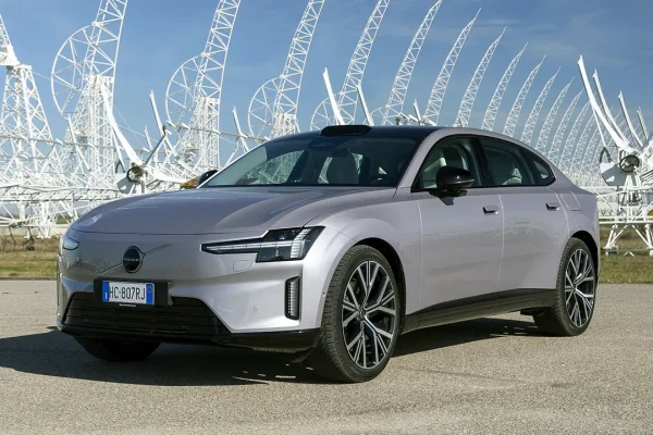 Primo contatto con Volvo ES90: ammiraglia vera con super ricarica e tanta qualità