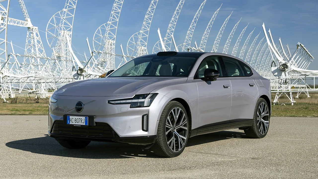 Primo contatto con Volvo ES90: ammiraglia vera con super ricarica e tanta qualità