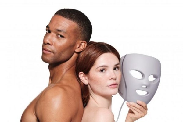 Shark annuncia il lancio di CryoGlow: la nuova maschera LED per la skincar arriva in Italia