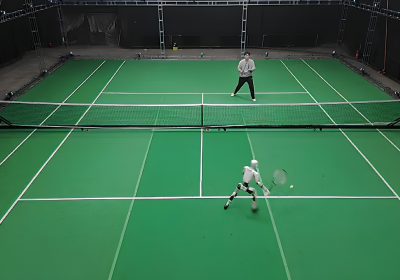 Sono bastate solo 5 ore per insegnare a questo robot come giocare a tennis