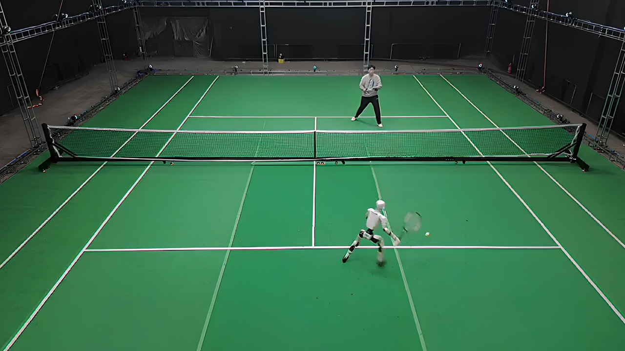 Sono bastate solo 5 ore per insegnare a questo robot come giocare a tennis