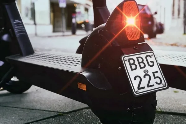 Targa e assicurazione per monopattino, ancora tutto fermo: manca la piattaforma