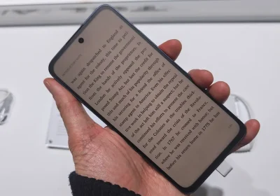 Vuoi portarti la biblioteca in tasca con lo smartphone? Tcl Nxtpaper 70 Pro unisce telefono ed ebook reader grazie a uno schermo unico