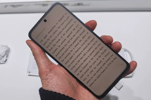 Vuoi portarti la biblioteca in tasca con lo smartphone? Tcl Nxtpaper 70 Pro unisce telefono ed ebook reader grazie a uno schermo unico