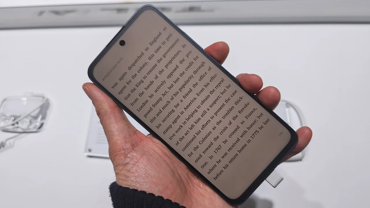 Vuoi portarti la biblioteca in tasca con lo smartphone? Tcl Nxtpaper 70 Pro unisce telefono ed ebook reader grazie a uno schermo unico