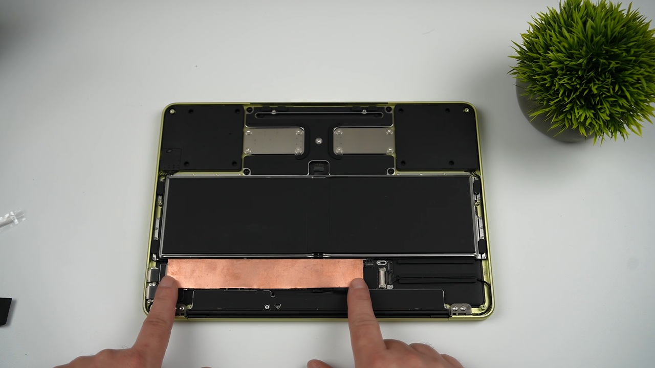 Un foglietto di rame e le prestazioni di MacBook Neo aumentano drasticamente: 60 fps su Fallout 4