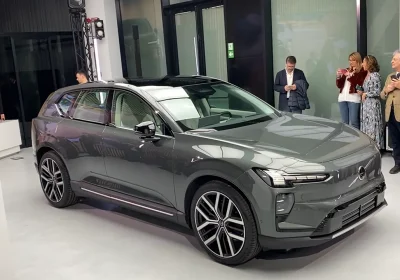 Volvo EX60 dal vivo: spazio a volontà, fino a 810 km di autonomia, prezzi anche della Cross Country