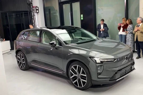 Volvo EX60 dal vivo: spazio a volontà, fino a 810 km di autonomia, prezzi anche della Cross Country