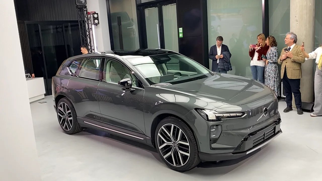 Volvo EX60 dal vivo: spazio a volontà, fino a 810 km di autonomia, prezzi anche della Cross Country
